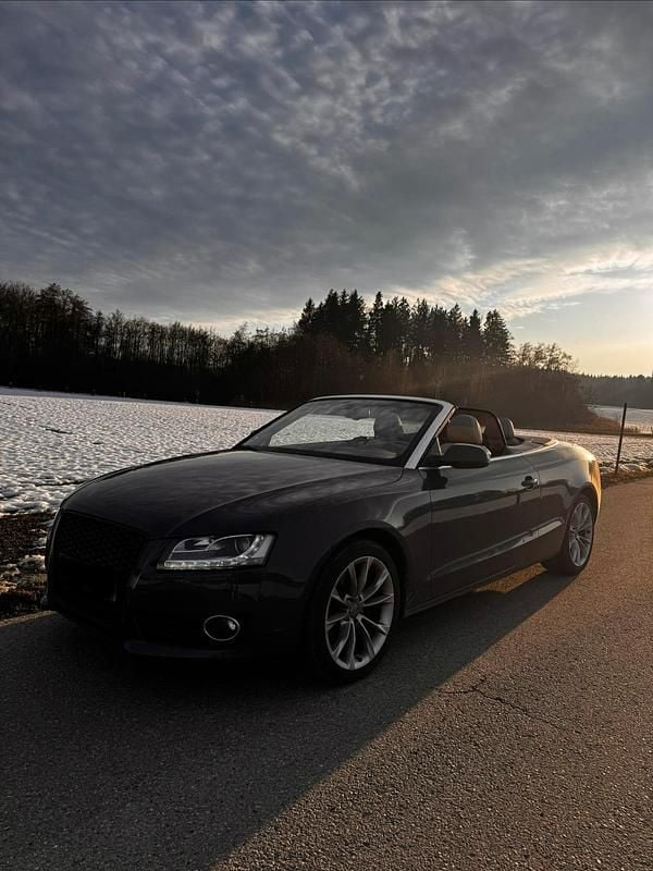 Grau Gebraucht 2009 Audi A5 Cabriolet S-Line Cabrio | 8.550 € (Teuer) - Bild 1/4