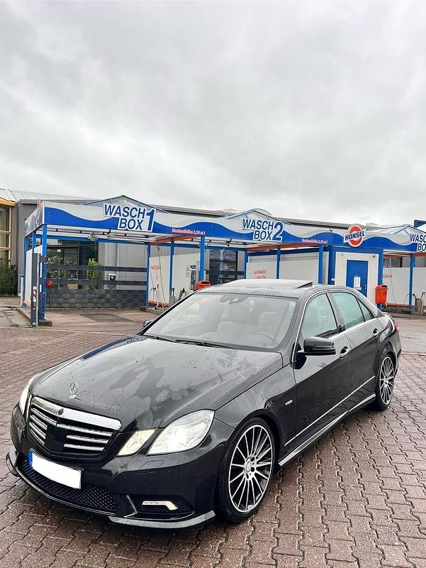 Schwarz Gebraucht 2010 Mercedes E350 AMG Limousine | 7.399 € (Superpreis) - Bild 1/4