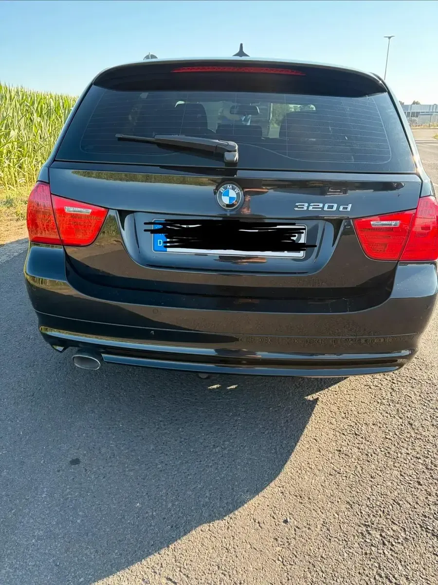 Gebraucht BMW 320 184 PS (135 kW) 2011 Schwarz Kombi