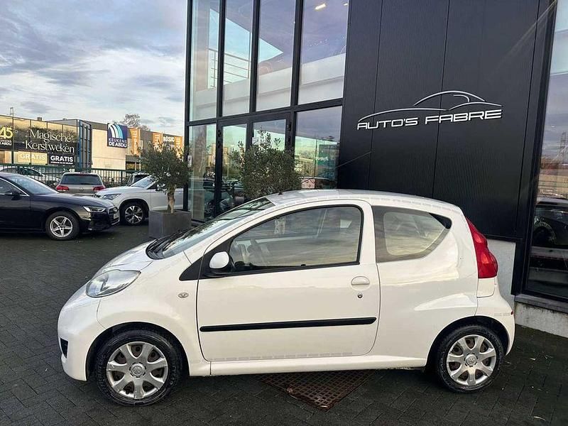 Gebraucht Peugeot 107 68 PS (50 kW) 2012 Weiß Kleinwagen