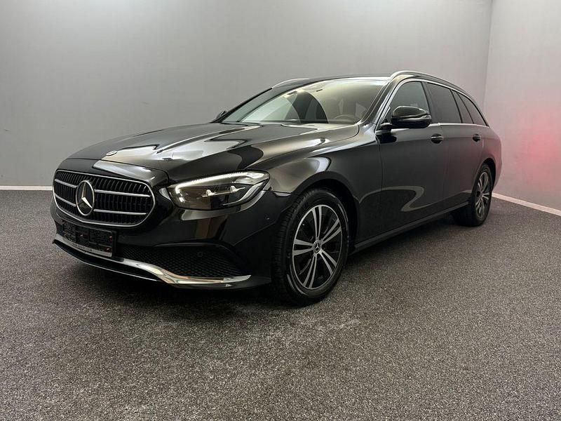 Schwarz Gebraucht 2022 Mercedes E220 Avantgarde Limousine | 24.699 € (Superpreis) - Bild 1/4