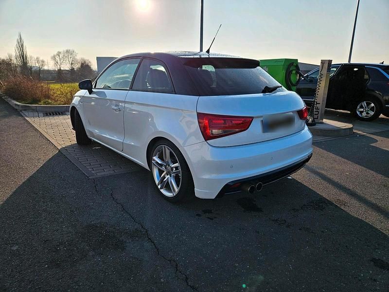 Gebraucht Audi A1 Attraction 105 PS (77 kW) 2011 Weiß Kleinwagen