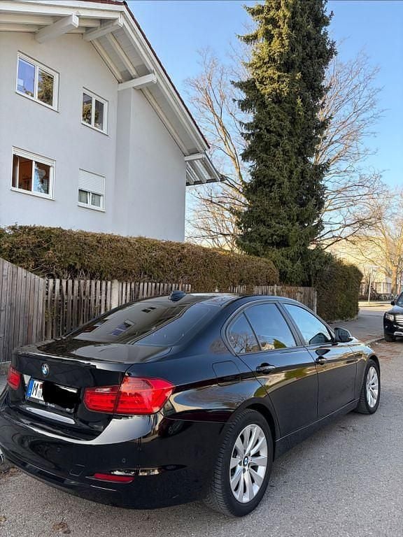 Gebraucht BMW 318 143 PS (105 kW) 2013 Schwarz Limousine