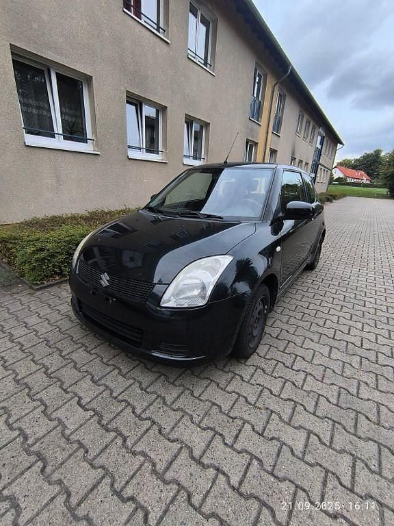 Schwarz Gebraucht 2005 Suzuki Swift Comfort Limousine | 2.700 € (Etwas zu teuer) - Bild 1/4