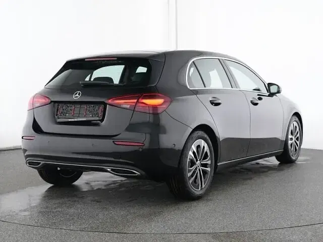 Gebraucht Mercedes A180 Advanced 136 PS (100 kW) 2025 lack kosmosschwarz Limousine