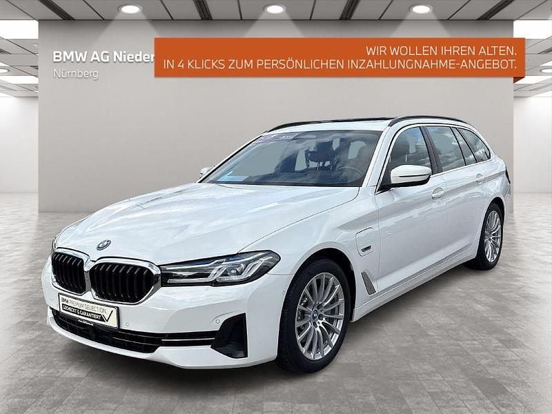 Weiß Gebraucht 2022 BMW 530e Sport Line Kombi | 29.591 € (Guter Preis) - Bild 1/4