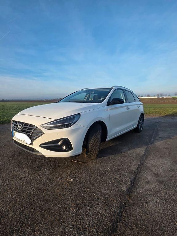 Weiß Gebraucht 2021 Hyundai i30 Edition 30 Limousine | 13.000 € (Guter Preis) - Bild 1/4