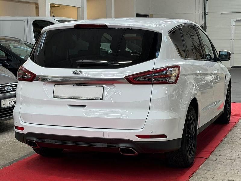 Gebraucht Ford S-MAX Titanium 179 PS (131 kW) 2018 Weiß Van / Kleinbus