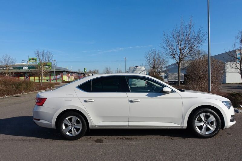 Weiß Gebraucht 2020 Skoda Superb Ambition Limousine | 18.299 € (Guter Preis) - Bild 1/4