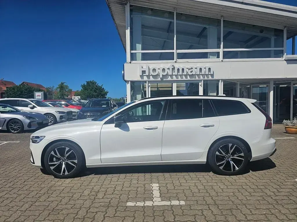 Gebraucht Volvo V60 Plus 197 PS (144 kW) 2024 Crystal white pearl / metallic Kombi