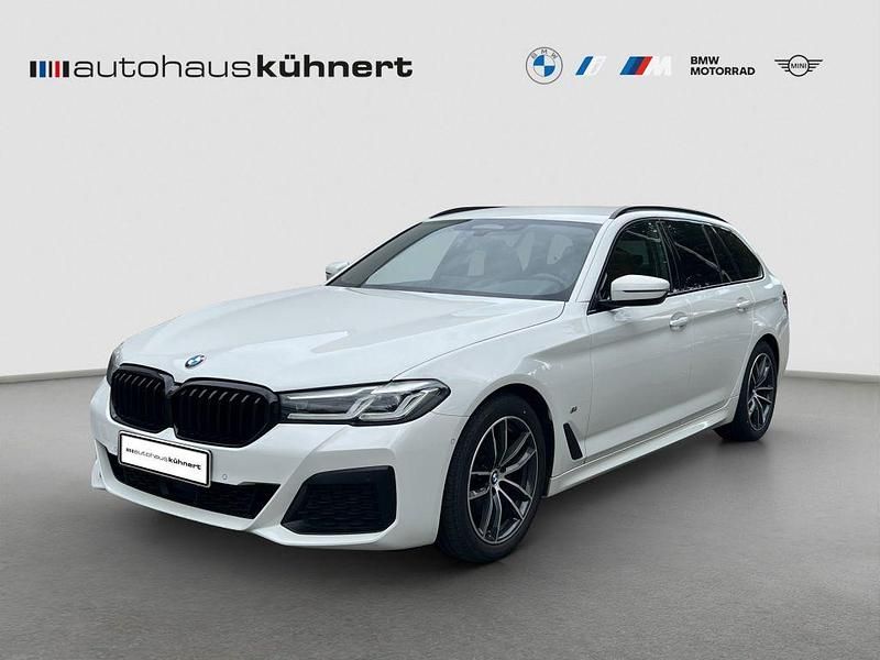 Alpinweiss iii Gebraucht 2022 BMW 520 M Sport Kombi | 33.755 € (Fairer Preis) - Bild 1/4