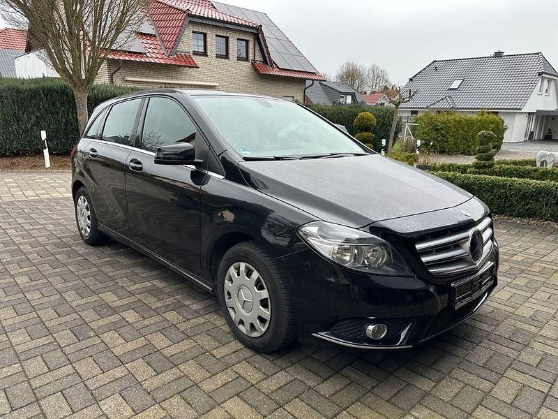 Gebraucht Mercedes B180 122 PS (89 kW) 2014 Schwarz Van / Kleinbus