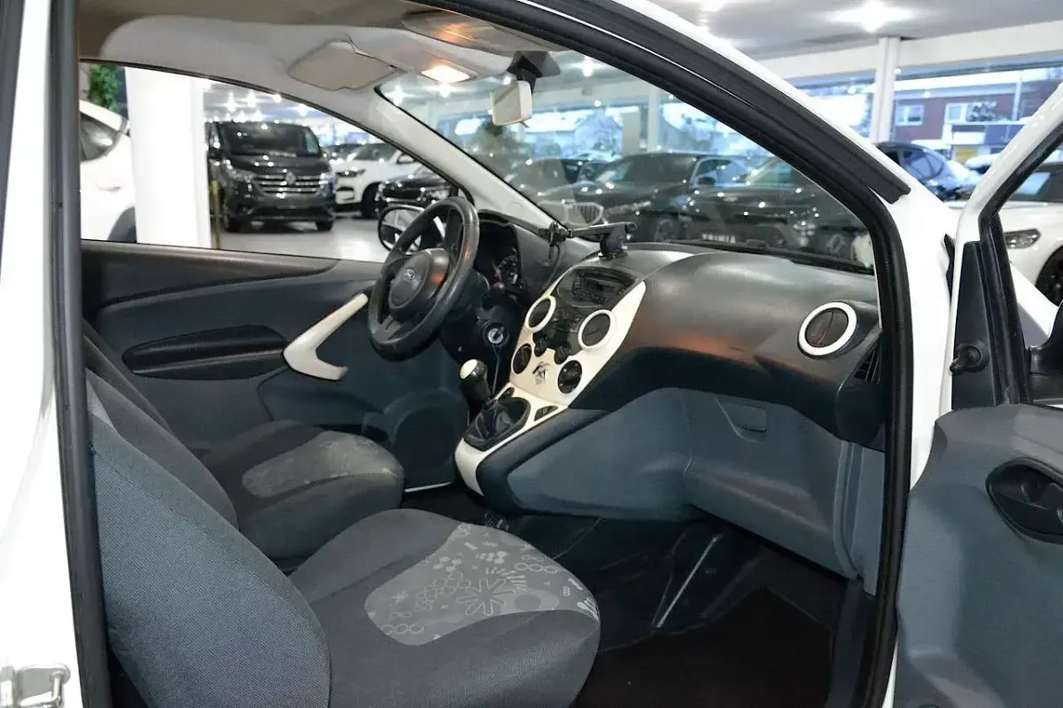 Gebraucht Ford Ka Trend 69 PS (50 kW) 2014 Crystalweiß Kleinwagen