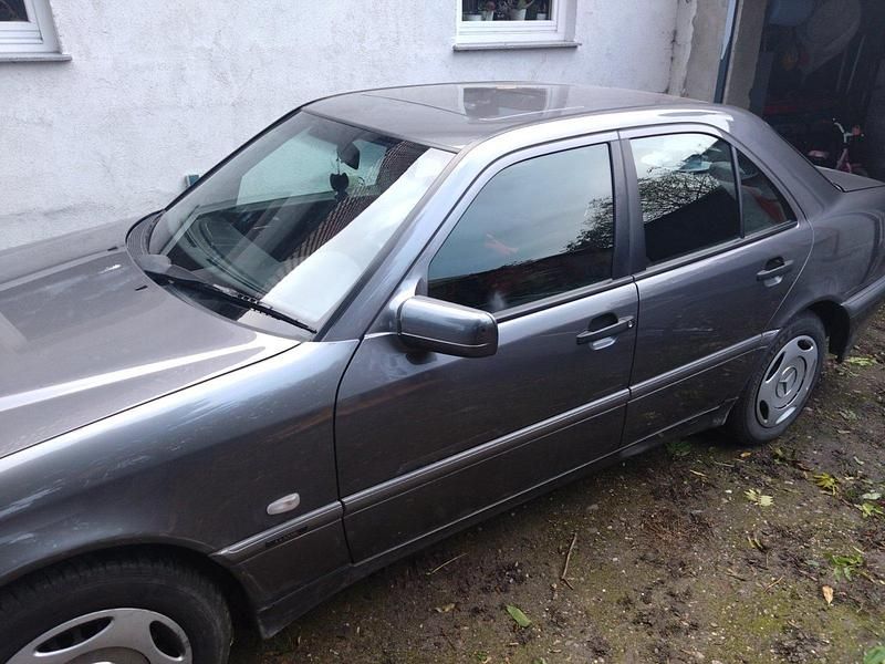 Grau Gebraucht 1998 Mercedes C180 Limousine | 3.650 € (Fairer Preis) - Bild 1/4