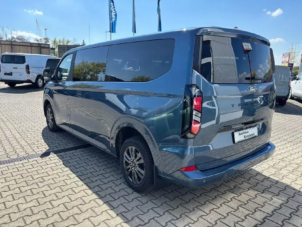 Gebraucht Ford Tourneo Titanium 150 PS (110 kW) 2025 Chromablaumetallic Van / Kleinbus