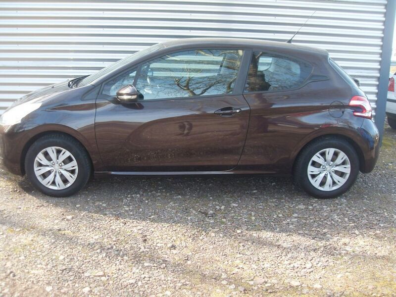 Schwarz Gebraucht 2013 Peugeot 208 Active Kleinwagen | 5.475 € (Fairer Preis) - Bild 1/4