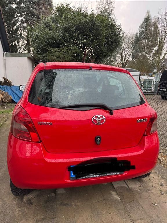 Gebraucht Toyota Yaris 69 PS (50 kW) 2008 Rot Limousine