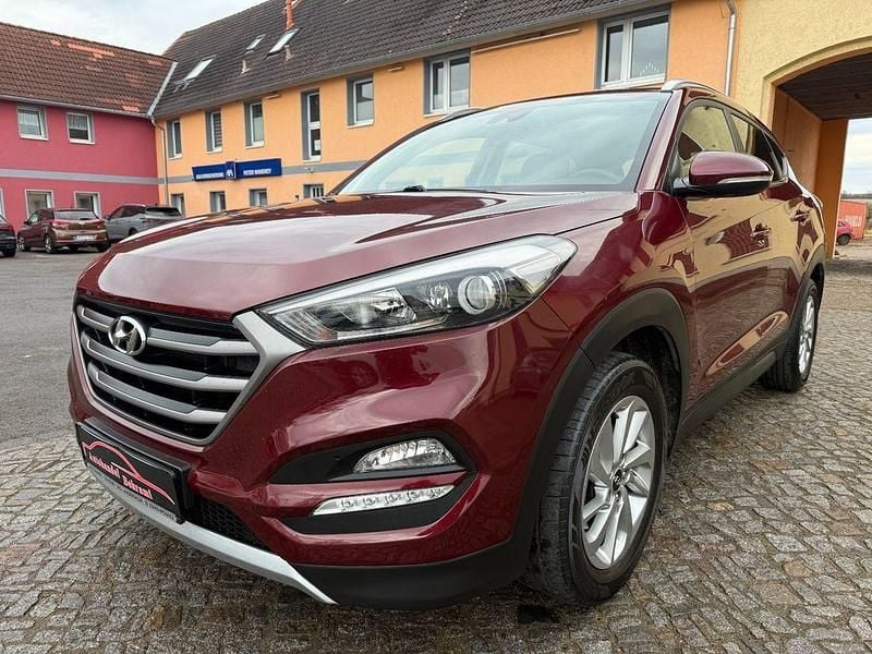 Gebraucht Hyundai Tucson Intro Edition 136 PS (100 kW) 2015 Rot SUV