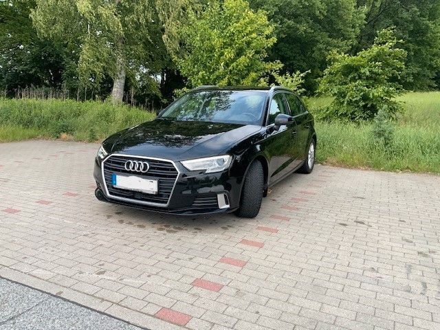 Schwarz Gebraucht 2018 Audi A3 Sportback Sport Limousine | 16.700 € (Superpreis) - Bild 1/4