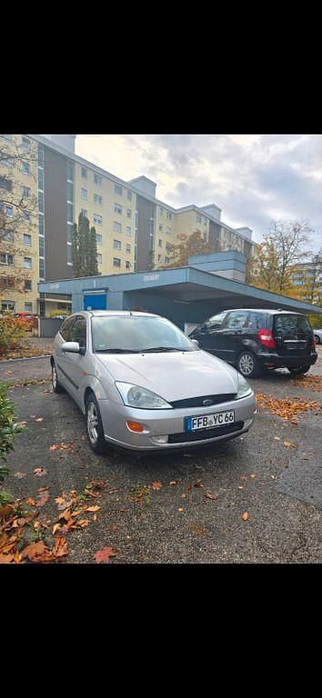 Grau Gebraucht 2001 Ford Focus Limousine | 899 € (Guter Preis) - Bild 1/4