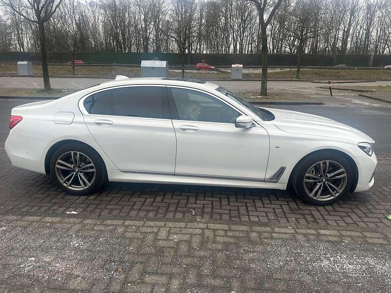 Weiß Gebraucht 2019 BMW 740 Limousine | 31.950 € (Superpreis) - Bild 1/4