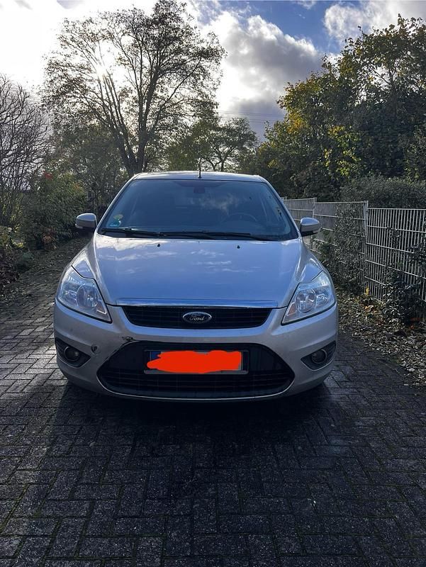 Silber Gebraucht 2011 Ford Focus Limousine | 3.150 € (Superpreis) - Bild 1/4