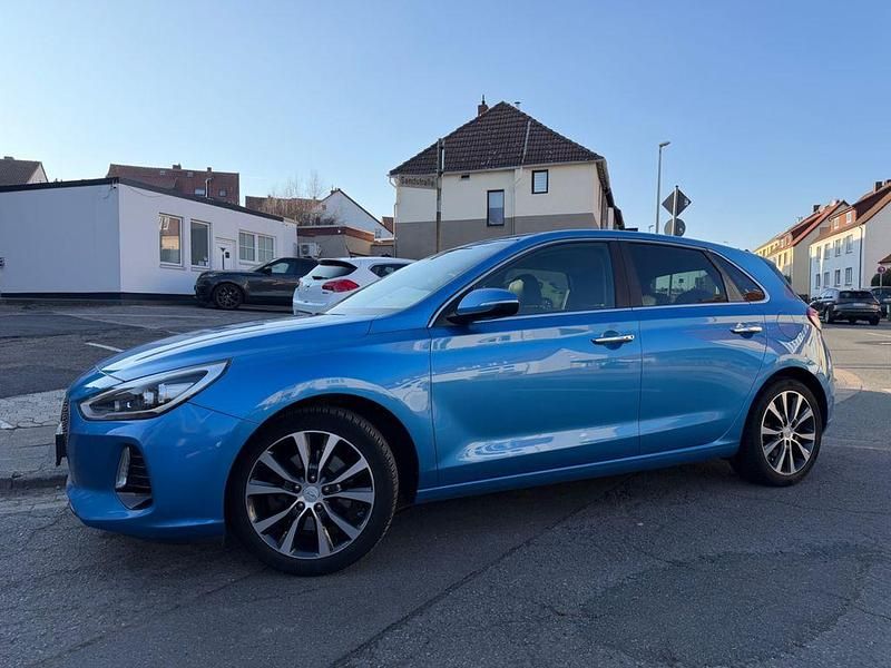 Gebraucht Hyundai i30 Style 120 PS (88 kW) 2017 Blau Limousine