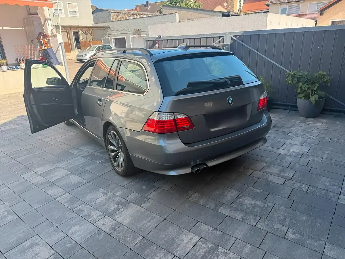 Gebraucht BMW 530 235 PS (172 kW) 2007 Grau Kombi