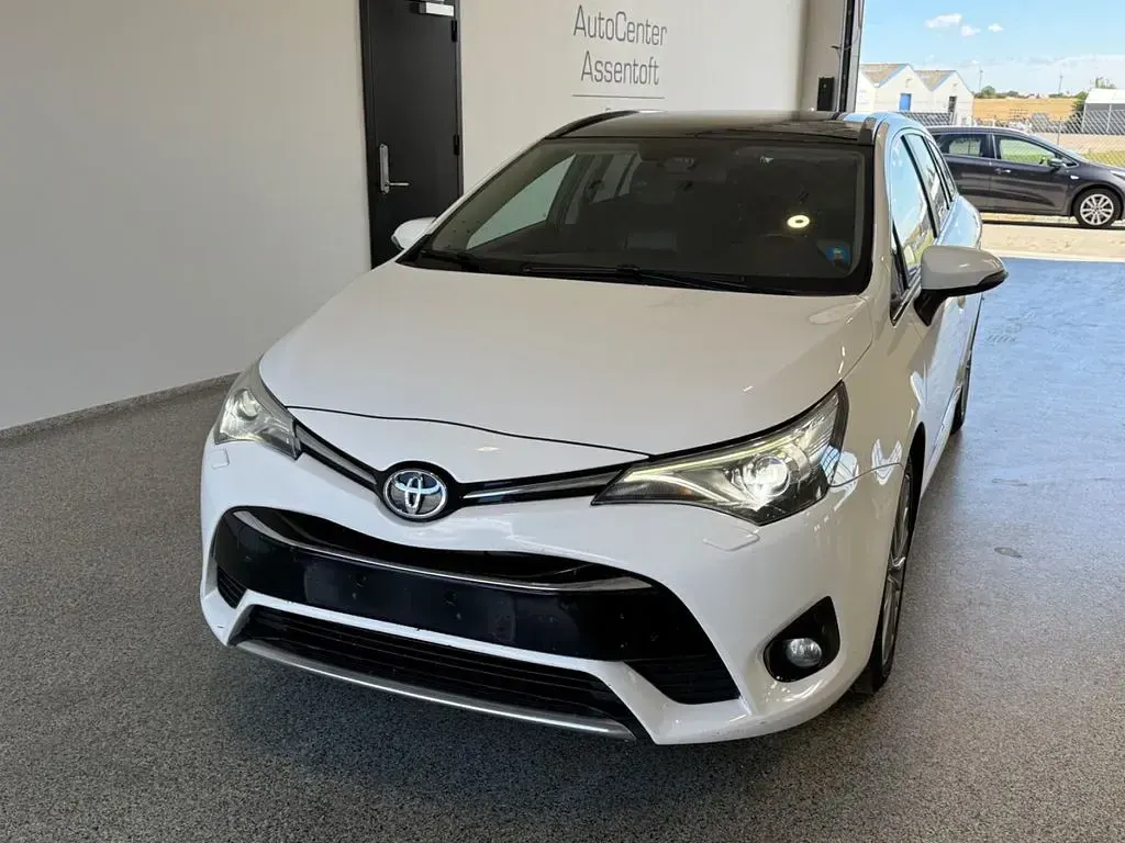 Gebraucht Toyota Avensis Executive 143 PS (105 kW) 2016 Weiß Limousine