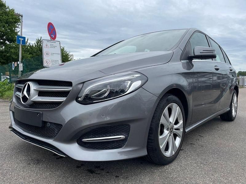 Grau Gebraucht 2017 Mercedes B180 Van / Kleinbus | 16.700 € (Guter Preis) - Bild 1/4