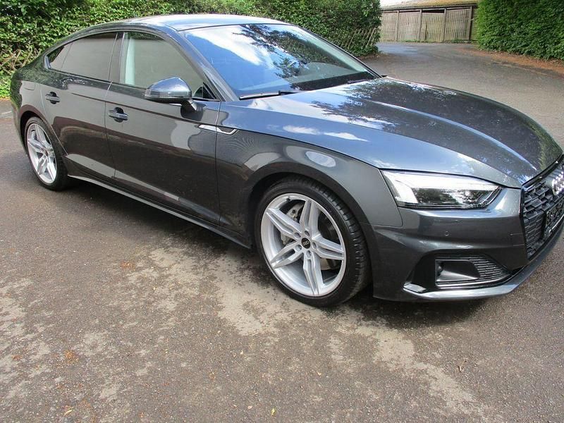 Grau Gebraucht 2023 Audi A5 Sportback Advanced Limousine | 36.890 € (Fairer Preis) - Bild 1/4