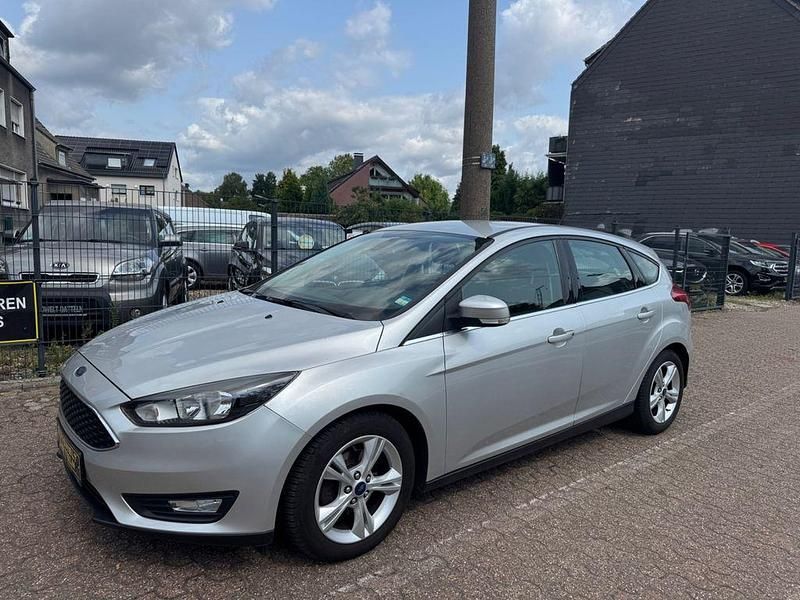Grau Gebraucht 2015 Ford Focus Limousine | 6.990 € (Guter Preis) - Bild 1/4