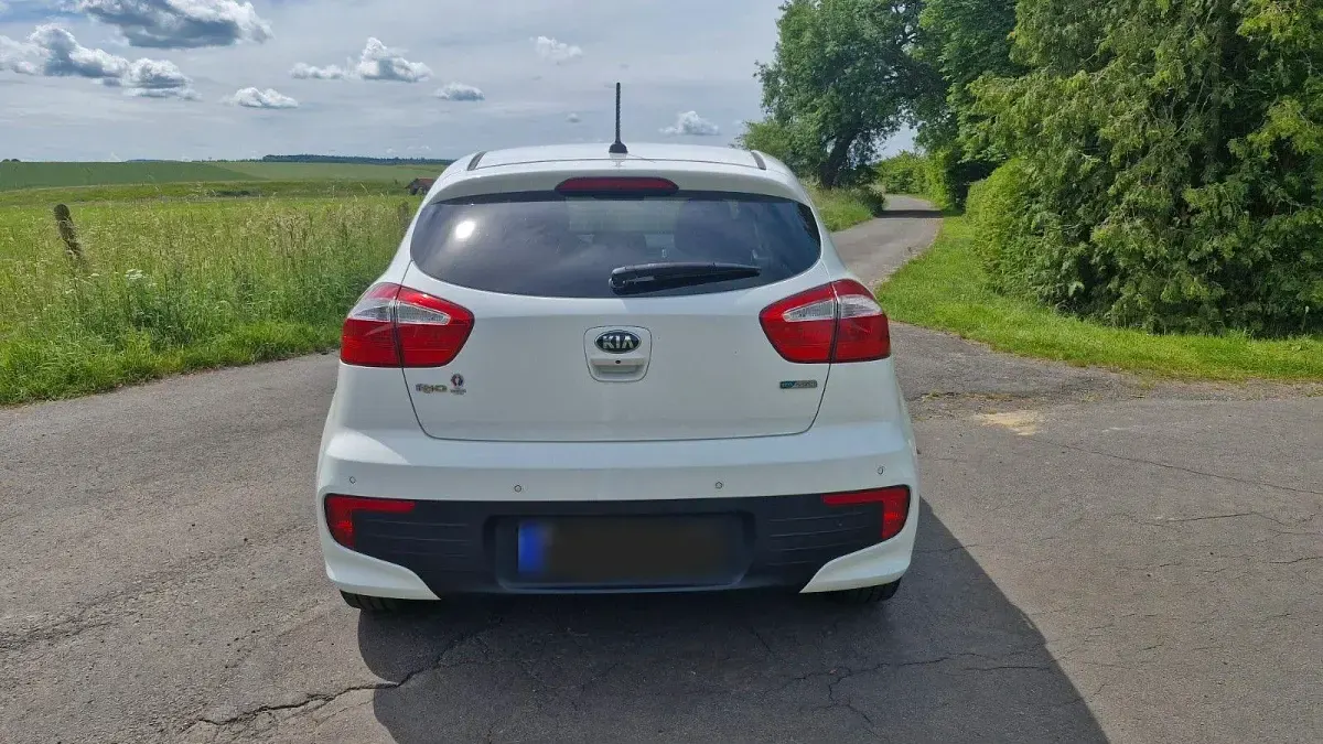 Gebraucht Kia Rio Premium 84 PS (61 kW) 2016 Weiß Kleinwagen