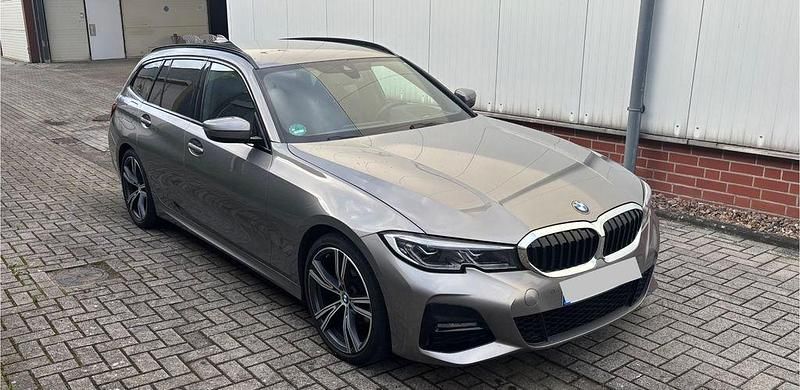 Grau Gebraucht 2021 BMW 320 M Sport Kombi | 27.800 € (Superpreis) - Bild 1/4