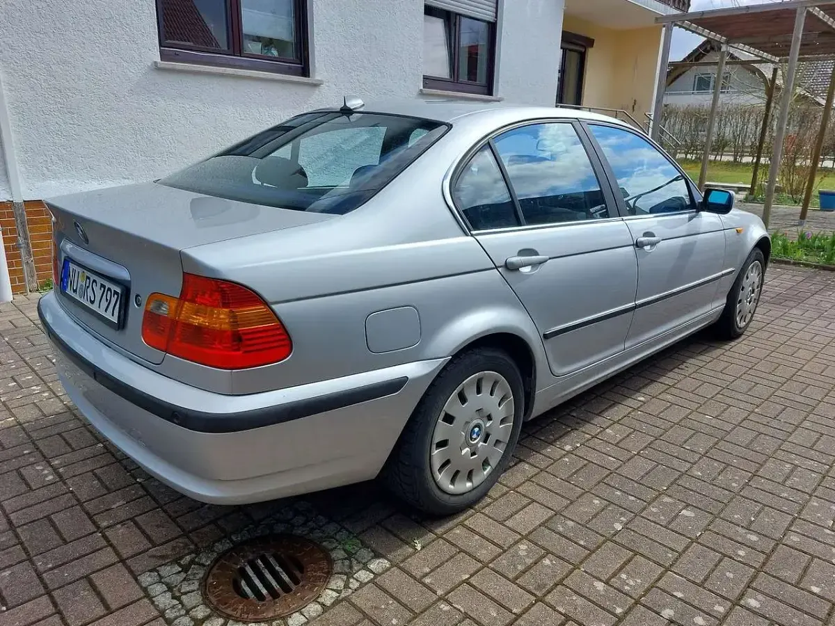 Second-hand BMW 325 192 CP (141 kW) 2002 Berlinǎ