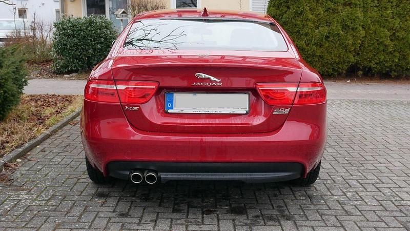 Gebraucht Jaguar XE Pure 179 PS (131 kW) 2016 Rot Limousine