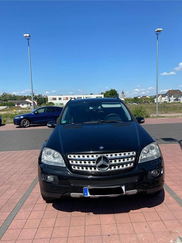 Schwarz Gebraucht 2005 Mercedes ML350 SUV | 6.199 € (Fairer Preis) - Bild 1/4