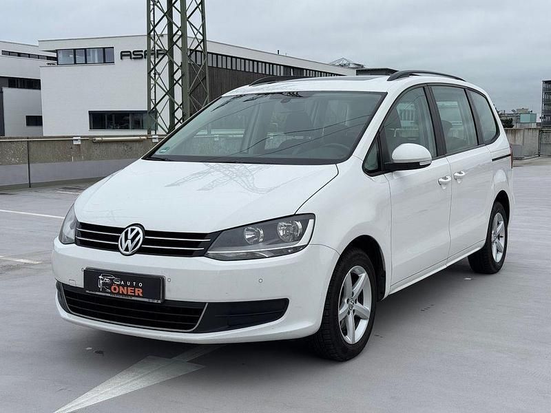 Weiß Gebraucht 2012 VW Sharan Trendline Van / Kleinbus | 13.299 € (Etwas zu teuer) - Bild 1/4