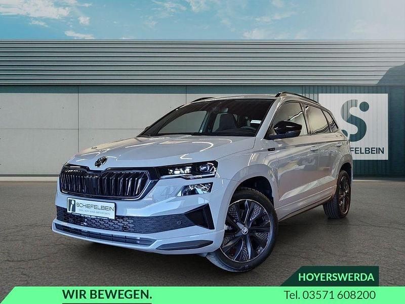 Steelgrau Neu 2025 Skoda Karoq SportLine SUV | 40.980 € (Teuer) - Bild 1/4