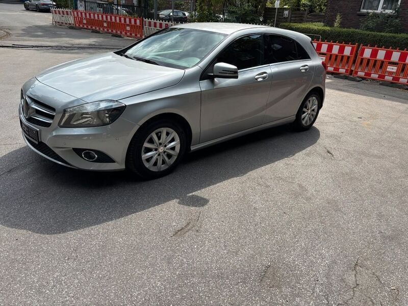 Silber Gebraucht 2014 Mercedes A180 Style Limousine | 10.999 € (Guter Preis) - Bild 1/4