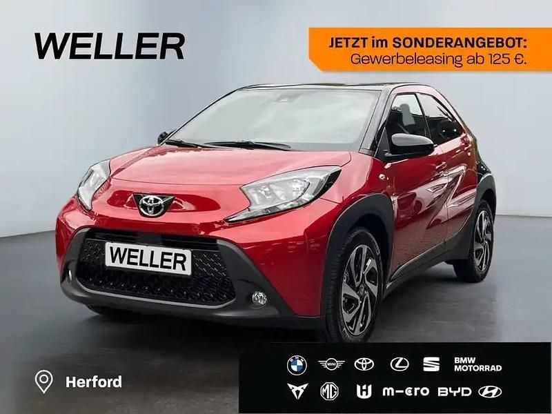 Chili red perleffekt/dach mysticschwarz mica (rot) Neu 2025 Toyota Aygo Kleinwagen | 16.790 € - Bild 1/3