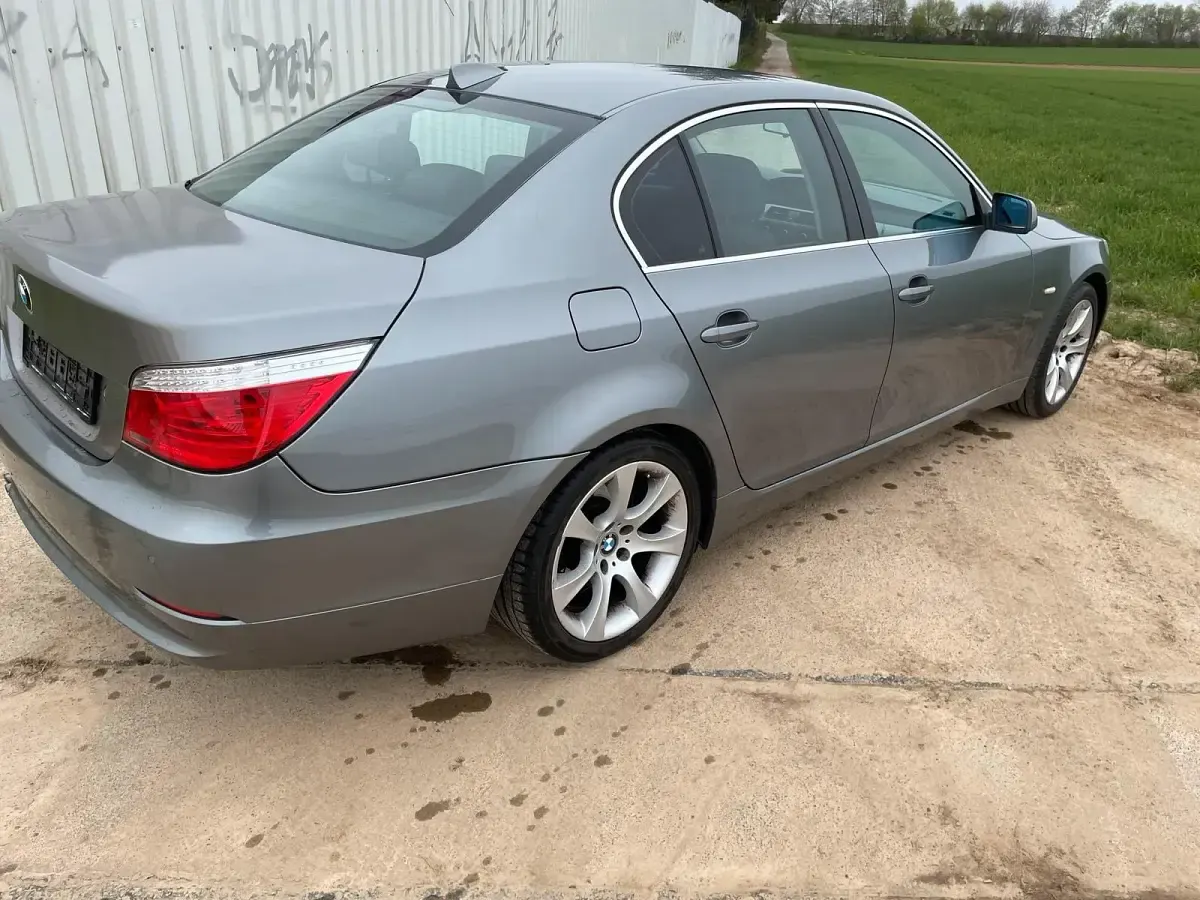 Gebraucht BMW 523 190 PS (139 kW) 2008 Grau Limousine