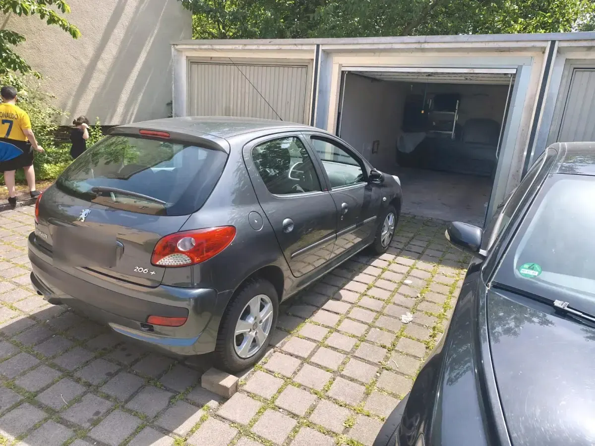Gebraucht Peugeot 206 60 PS (44 kW) 2011 Grau Kleinwagen
