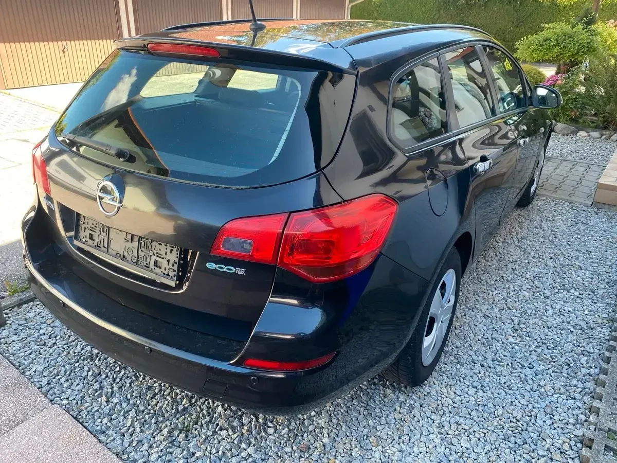 Gebraucht Opel Astra 101 PS (74 kW) 2011 Schwarz Kombi