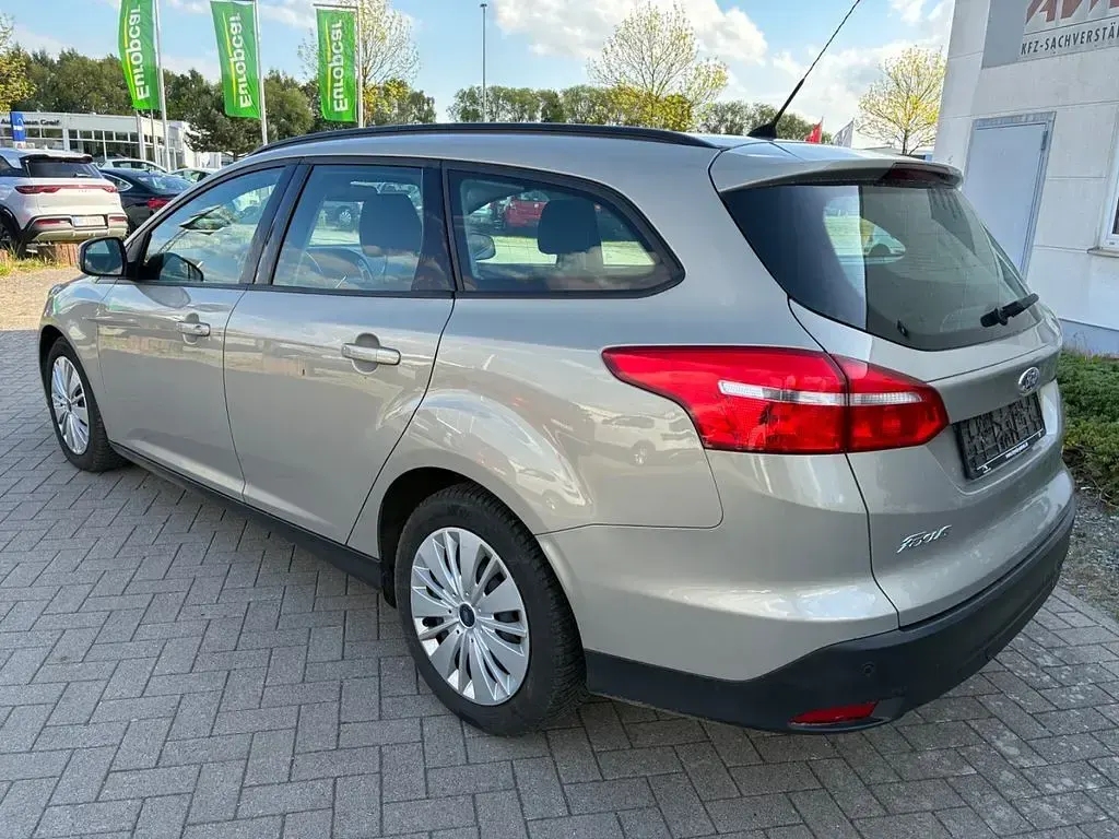 Gebraucht Ford Focus Trend 101 PS (74 kW) 2015 Silber Limousine