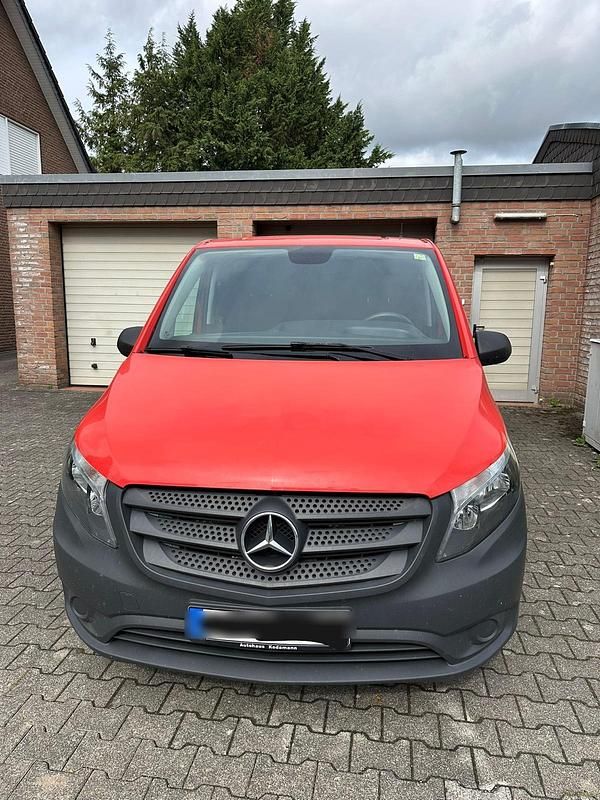 Rot Gebraucht 2017 Mercedes Vito Van / Kleinbus | 10.500 € (Superpreis) - Bild 1/4