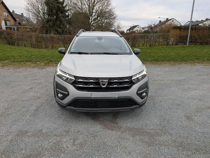 Grau Gebraucht 2022 Dacia Jogger Extreme Van / Kleinbus | 14.000 € (Fairer Preis) - Bild 1/4