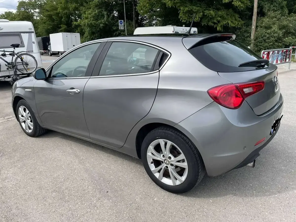 Gebraucht Alfa Romeo Giulietta Turismo 140 PS (102 kW) 2011 Grau Kleinwagen