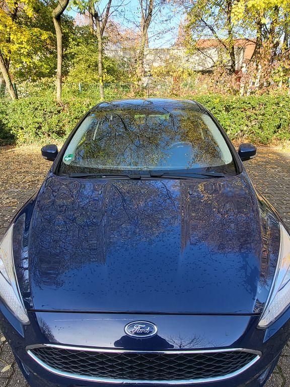 Blau Gebraucht 2015 Ford Focus Ambiente Limousine | 6.300 € (Guter Preis) - Bild 1/4
