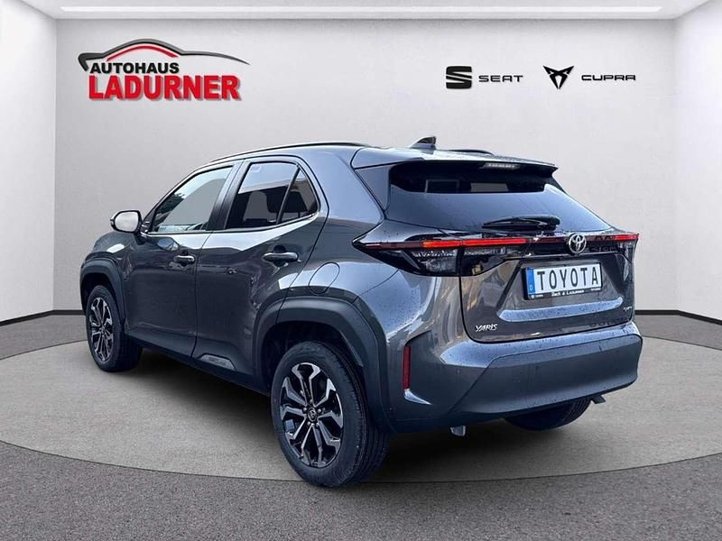 Neu Toyota Yaris Hybrid Comfort 131 PS (96 kW) 2025 Grau SUV